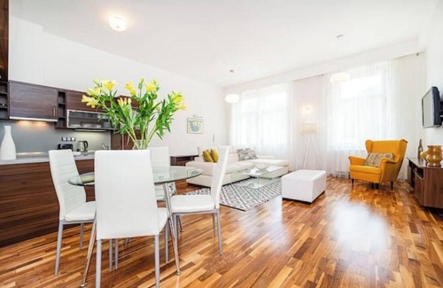 Josefov Apartment | Elegant 2 - bedroom Apartment with Balcony