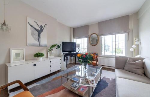 Brompton & Hans Town Apartment | Elegant 2 Bedroom Apartment, Steps from History & V&A Museums, 2 Bathroom & 2 Elevators