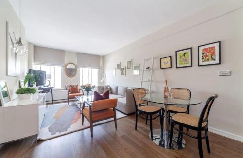 Brompton & Hans Town Apartment | Elegant 2 Bedroom Apartment, Steps from History & V&A Museums, 2 Bathroom & 2 Elevators