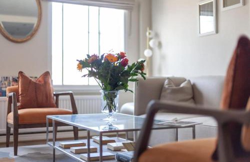Brompton & Hans Town Apartment | Elegant 2 Bedroom Apartment, Steps from History & V&A Museums, 2 Bathroom & 2 Elevators