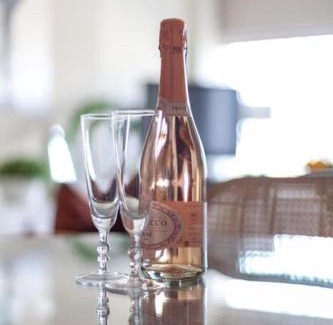 Brompton & Hans Town Apartment | Elegant 2 Bedroom Apartment, Steps from History & V&A Museums, 2 Bathroom & 2 Elevators