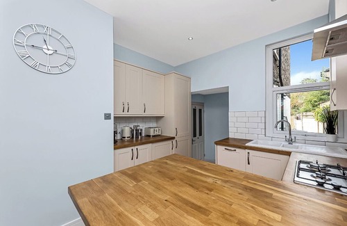 Crofton Park Apartment | Elegant 2 bedroom family home. Private garden and free parking.