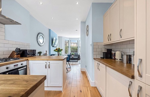 Crofton Park Apartment | Elegant 2 bedroom family home. Private garden and free parking.