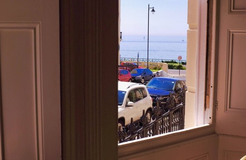 Kemptown Apartment | Elegant 2 bedroom Regency apartment with secluded garden. Sea views. Sleeps 4