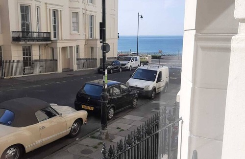 Kemptown Apartment | Elegant 2 bedroom Regency apartment with secluded garden. Sea views. Sleeps 4