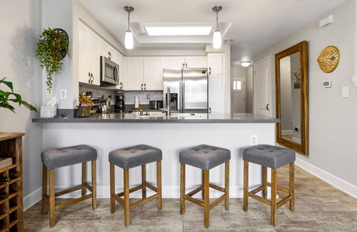Kapolei Condo | Elegant, 2-story townhome with lanai, central AC, pool, hot tub & beach access