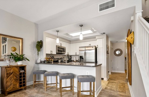 Kapolei Condo | Elegant, 2-story townhome with lanai, central AC, pool, hot tub & beach access