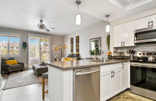 Kapolei Condo | Elegant, 2-story townhome with lanai, central AC, pool, hot tub & beach access
