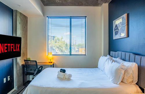 Evans Churchill Apartment | Elegant 2BD - CDT - Gym, Pool, Parking - Sleep 8