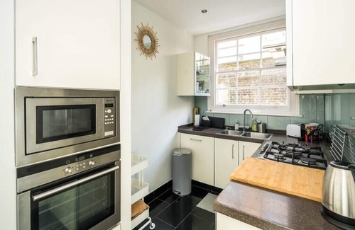 St. Pancras Apartment | Elegant 2BD Duplex with Outdoor Patio/Glass Canopy