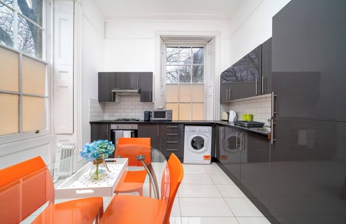Canary Wharf Apartment | Elegant 2bed by 02 Arena, Airport with Fast Wi-Fi and Parking
