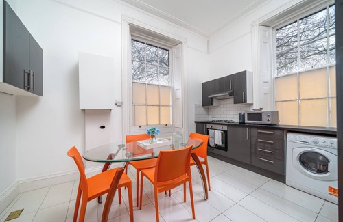 Canary Wharf Apartment | Elegant 2bed by 02 Arena, Airport with Fast Wi-Fi and Parking