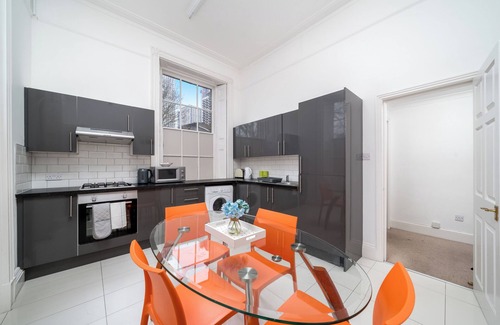 Canary Wharf Apartment | Elegant 2bed by 02 Arena, Airport with Fast Wi-Fi and Parking