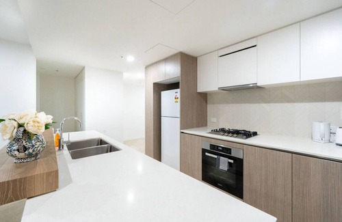 Eagle Farm Apartment | Elegant 2BR, 2BA Hamilton Featuring Balcony