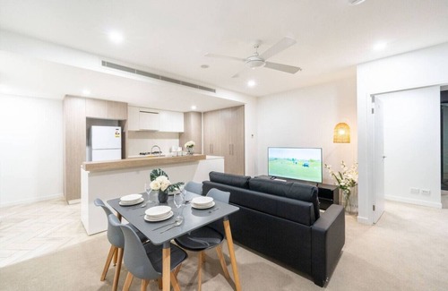 Eagle Farm Apartment | Elegant 2BR, 2BA Hamilton Featuring Balcony