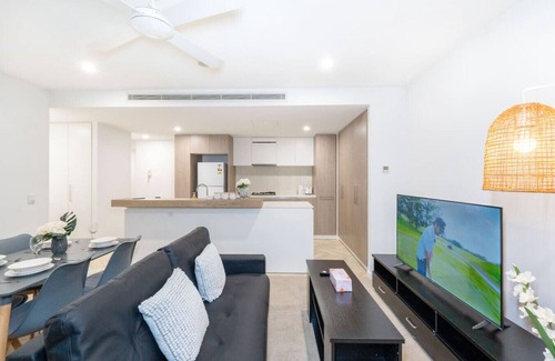 Eagle Farm Apartment | Elegant 2BR, 2BA Hamilton Featuring Balcony
