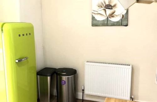 Falconwood and Welling Apartment | Elegant 2BR 5G Wi-Fi Netflix Parking Garden 4 Beds