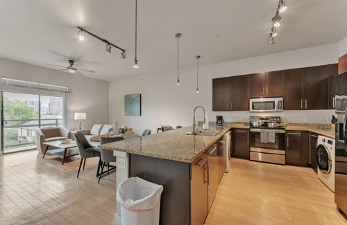 Oak Lawn Apartment | Elegant 2Br apartment I Pool I Gym I Parking