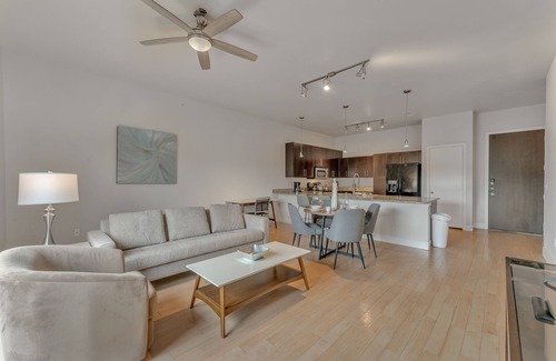 Oak Lawn Apartment | Elegant 2Br apartment I Pool I Gym I Parking