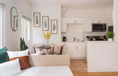 Golden Hill Apartment | Elegant 2BR Apt | Sleeps 6, Parking + AC