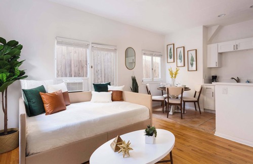 Golden Hill Apartment | Elegant 2BR Apt | Sleeps 6, Parking + AC