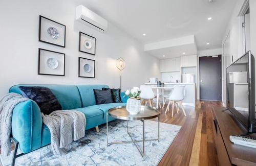 Footscray Apartment | Elegant 2BR@Footscray Station