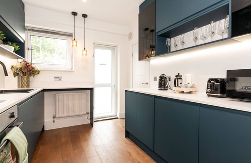 Greenwich Apartment | Elegant 2BR Home | C. London Links | Own Entrance