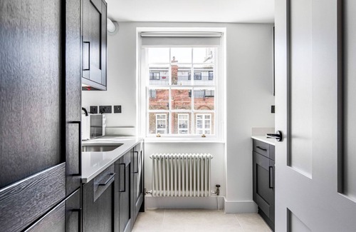Wapping Apartment | Elegant 2BR in Wapping w/Rustic Decor, by Blueground