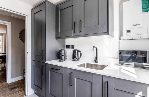 Wapping Apartment | Elegant 2BR in Wapping w/Rustic Decor, by Blueground