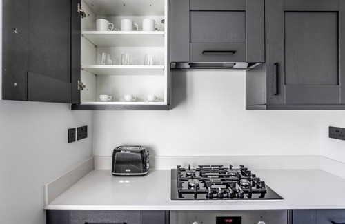 Wapping Apartment | Elegant 2BR in Wapping w/Rustic Decor, by Blueground
