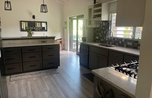 Runaway Bay House | Elegant 3-bedroom House with WiFi and AC near beautiful Dickenson Bay