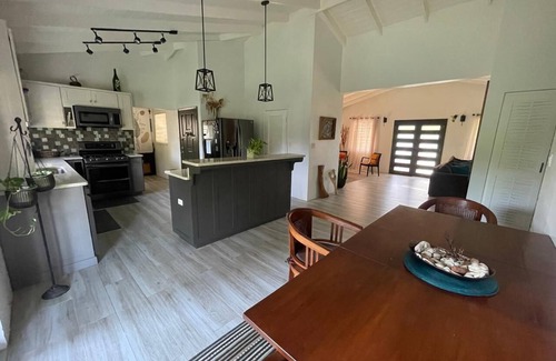 Runaway Bay House | Elegant 3-bedroom House with WiFi and AC near beautiful Dickenson Bay