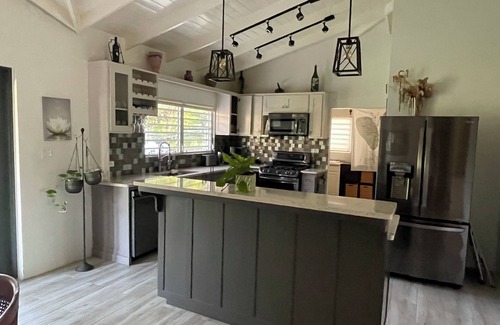 Runaway Bay House | Elegant 3-bedroom House with WiFi and AC near beautiful Dickenson Bay