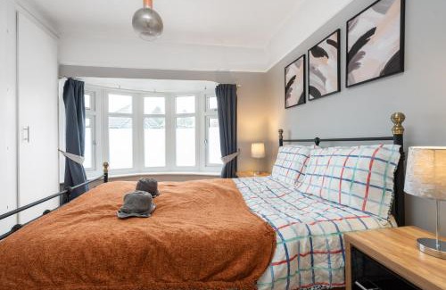 Droylsden Apartment | Elegant 3-Bedroom Manchester Retreat Free Parking KeenzChillz