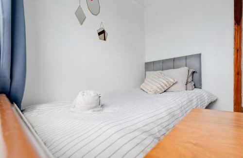 Droylsden Apartment | Elegant 3-Bedroom Manchester Retreat Free Parking KeenzChillz