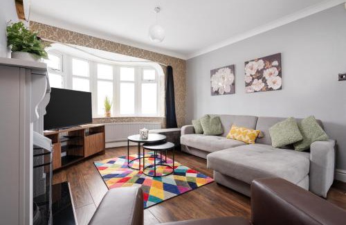 Droylsden Apartment | Elegant 3-Bedroom Manchester Retreat Free Parking KeenzChillz