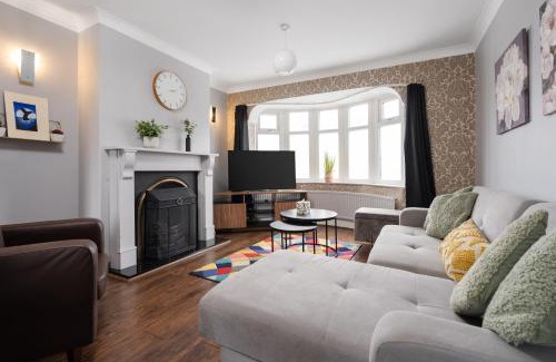 Droylsden Apartment | Elegant 3-Bedroom Manchester Retreat Free Parking KeenzChillz