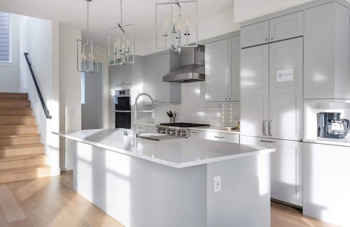 North Rose Hill House | Elegant 3-Story House with Private Backyard in WA