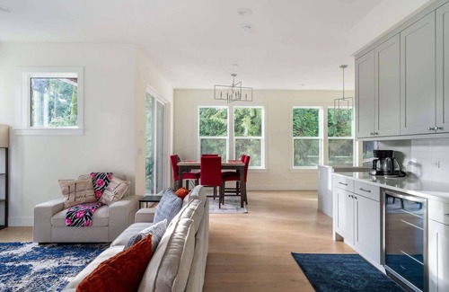 North Rose Hill House | Elegant 3-Story House with Private Backyard in WA