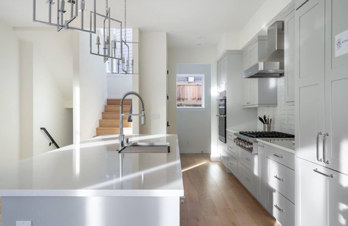 North Rose Hill House | Elegant 3-Story House with Private Backyard in WA
