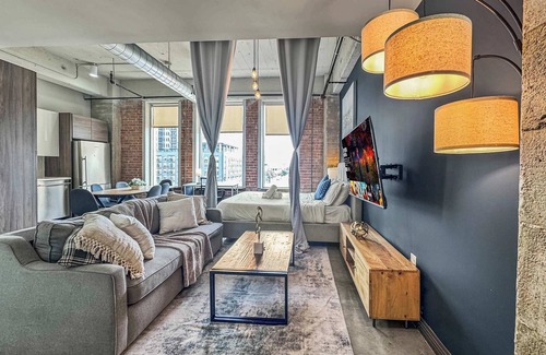 Downtown Dallas Apartment | Elegant 3BD | DT Dallas | Sleeps 14 | Free Parking