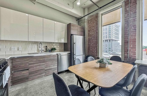 Downtown Dallas Apartment | Elegant 3BD | DT Dallas | Sleeps 14 | Free Parking