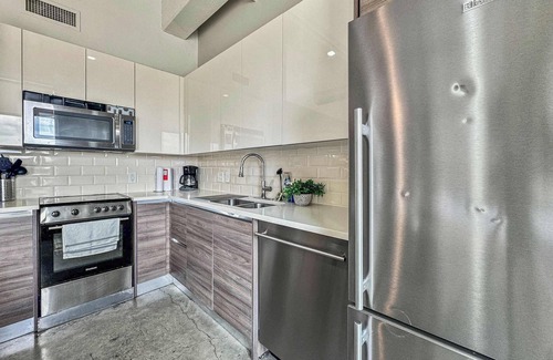 Downtown Dallas Apartment | Elegant 3BD | DT Dallas | Sleeps 14 | Free Parking