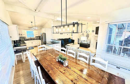 North End House | Elegant 4 Bed, 2 Stry, Granite, Hrdwd Flrs, PET FRIENDLY, Linens, great location