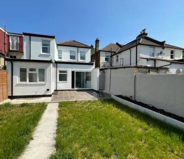 Croham House | Elegant 4-Bed Victorian Home