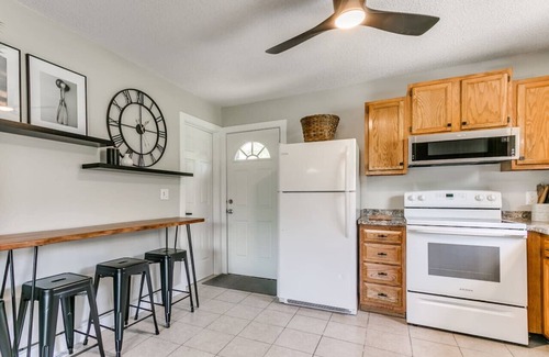 Des Moines House | Elegant 4BR Split Foyer - Luxe Living