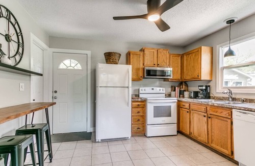 Des Moines House | Elegant 4BR Split Foyer - Luxe Living