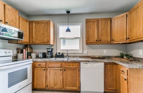 Des Moines House | Elegant 4BR Split Foyer - Luxe Living