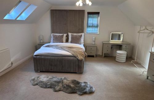 Runnymede House | Elegant 5 Bed 5 Bath Home