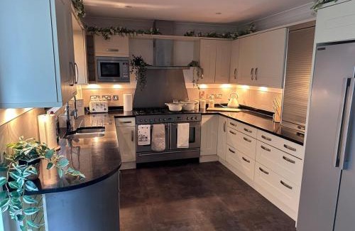 Runnymede House | Elegant 5 Bed 5 Bath Home